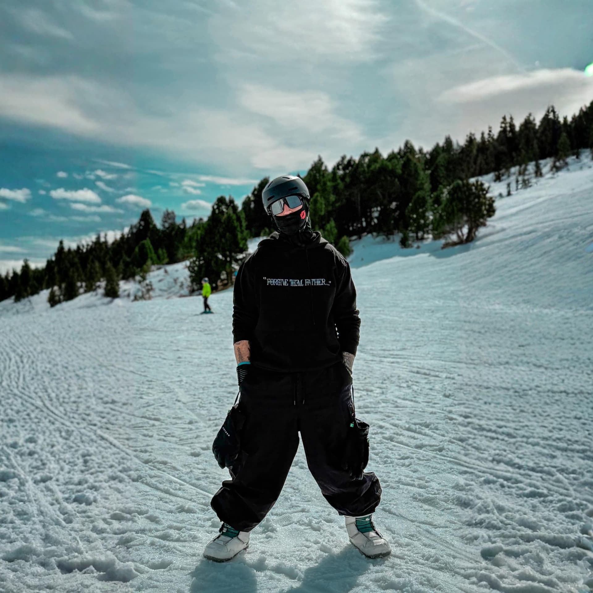 Javi de pie en una pista pisada de Flumserberg con todo el equipo de snowboard.